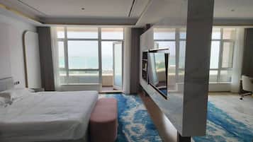 高级套房 (1 King Bed & 1 Queen Bed)