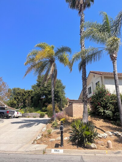 Studio Living / Near Airport / Quiet Neighborhood