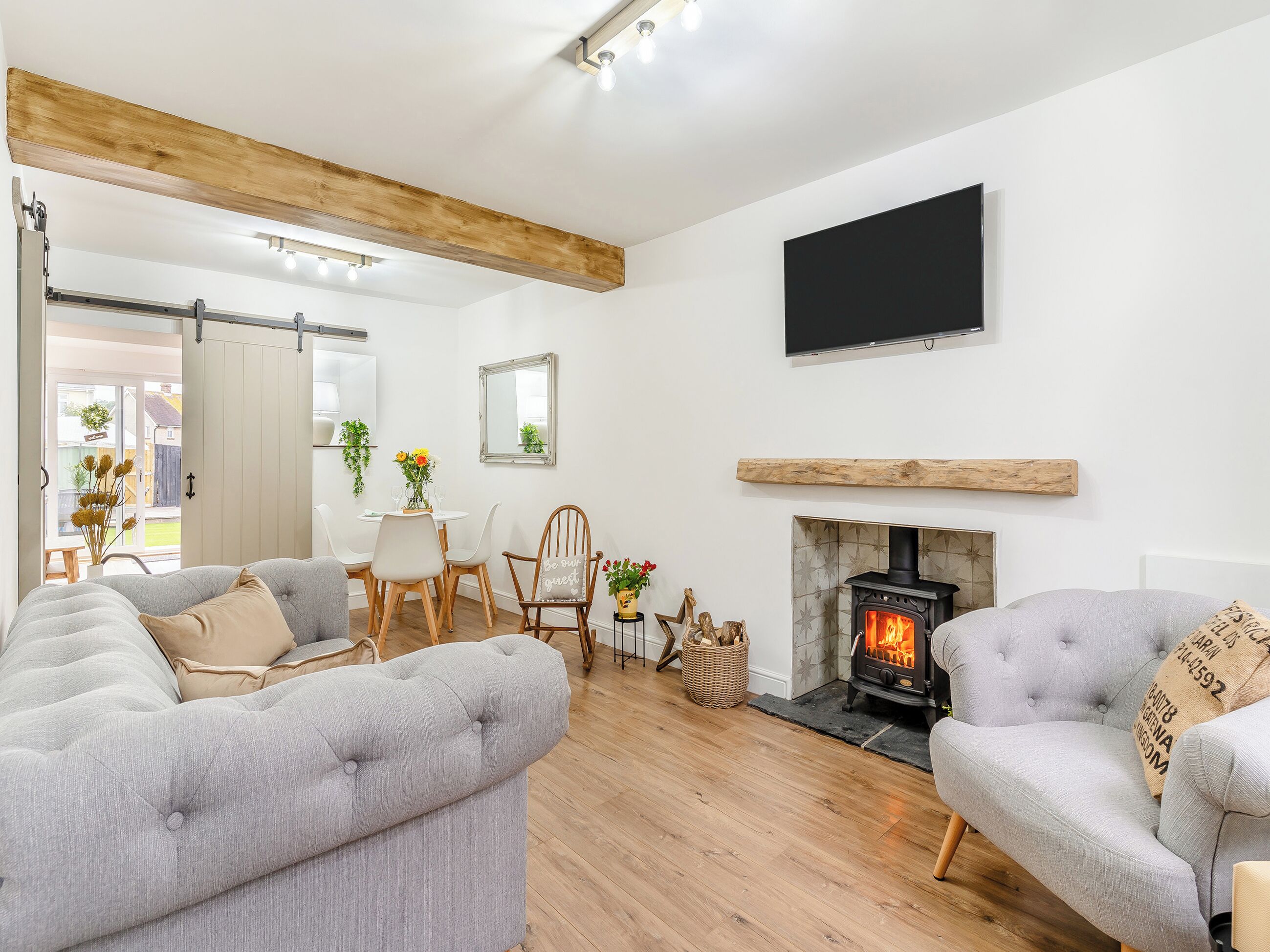 TV, fireplace