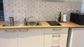 Een koelkast, een microgolfoven, een oven, een kookplaat