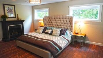 3 bedrooms, desk, iron/ironing board, WiFi (free)