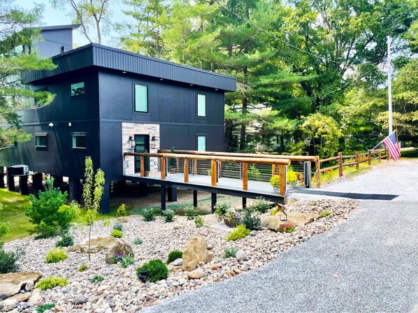 Property grounds - Modern Villa nestled along the Tuscarawas River (West Lafayette)