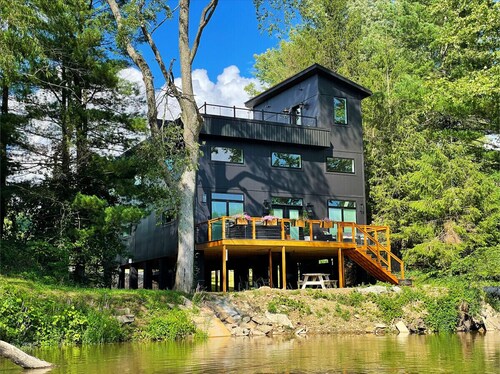 Modern Villa nestled along the Tuscarawas River