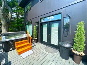 Outdoor spa tub - Modern Villa nestled along the Tuscarawas River (West Lafayette)