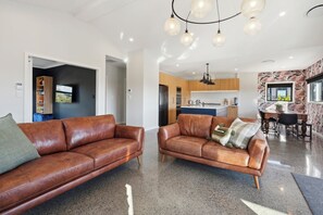 TV, fireplace - Regent Sanctuary - Martinborough Holiday Home (Martinborough)