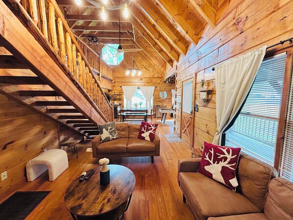 Smart TV, fireplace - Back to Creek • Pool Table • Firepit • Grill (Cosby)