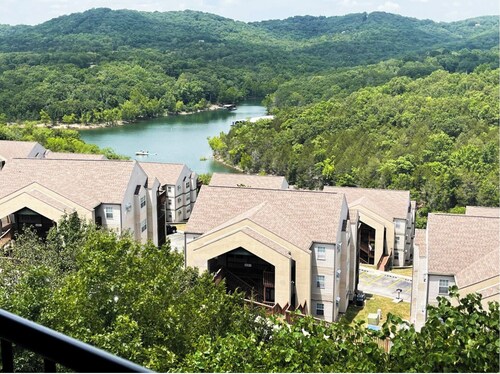 Spacious 4-bedroom penthouse condo in beautiful Branson with Lakeview 