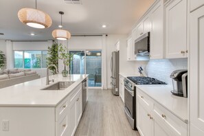 Køleskab, mikrobølgeovn, ovn, kogeplade