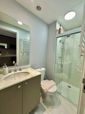 Dusche, Haartrockner, Handtücher, Seife