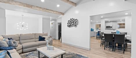 Televisión, chimenea y libros