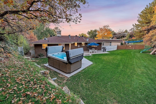Family Ski Oasis 7BR 16-Person Spa Mins to Skiing by RedAwning
