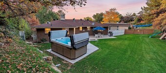 Family Ski Oasis 7BR 16-Person Spa Mins to Skiing by RedAwning