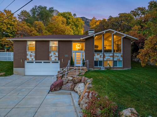 Ski Lover's Paradise: 7BR Villa Near Top Resorts by RedAwning