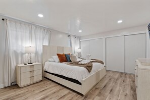 7 bedrooms, travel crib, WiFi, bed sheets