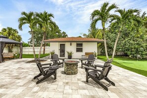 Terrace/patio - Vanderbilt Villa - 5bd, 3bth home & pool house near Vanderbilt Beach (Naples)