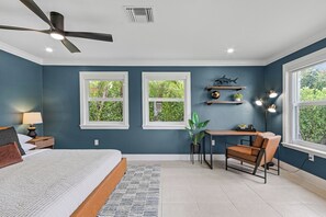 5 bedrooms, iron/ironing board, WiFi, bed sheets - Vanderbilt Villa - 5bd, 3bth home & pool house near Vanderbilt Beach (Naples)