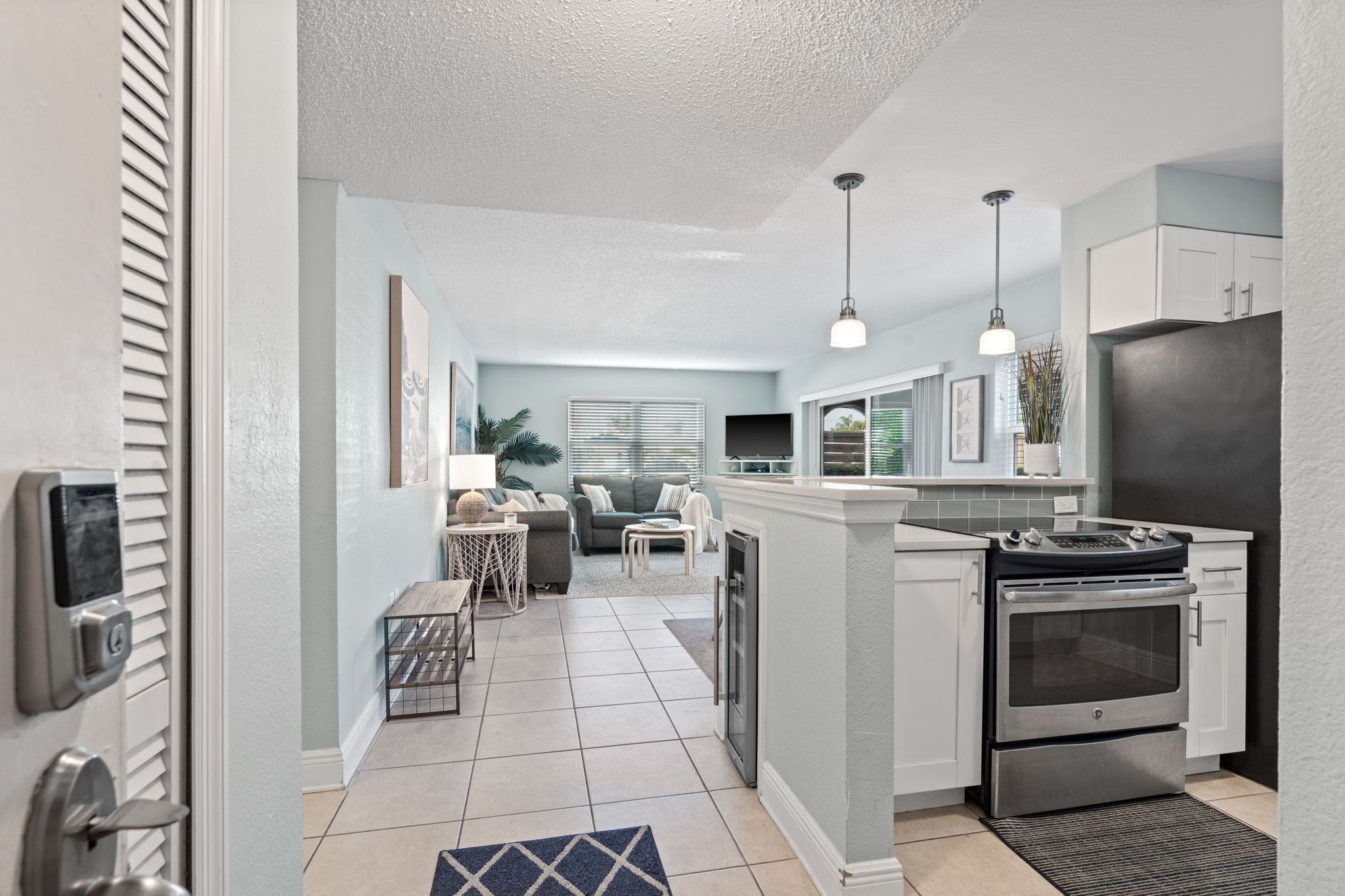 Cozy 1-bedroom condo w Netflix, Disney, WiFi in charming North Redington Beach