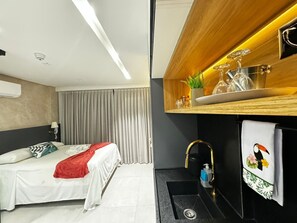Apartamento | Banheiro | Chuveiro, toalhas de banho, papel higiênico
