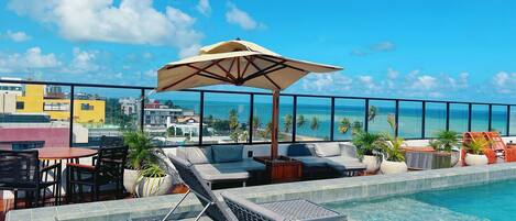 Una piscina al aire libre