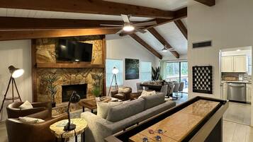 Televisor, llar de foc, videojocs i llibres