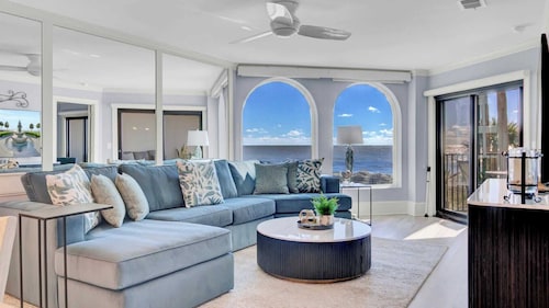 118 Seascape by Avantstay Pool + Oceanfront Views