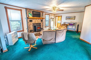 Una televisión, una chimenea