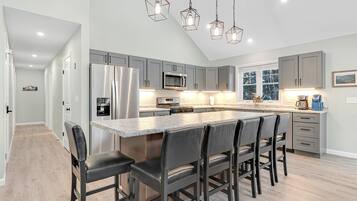 Kjøleskap, mikrobølgeovn, ovn og oppvaskmaskin