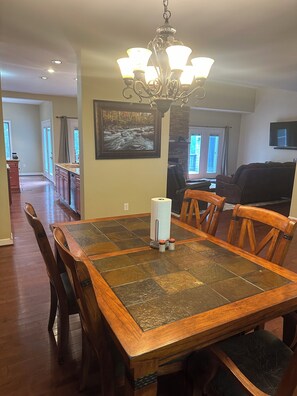 Dining - 3-bedroom house in Dahlonega right on Yahoola Creek. WiFi, Fireplace & hot-tub.  (Dahlonega)