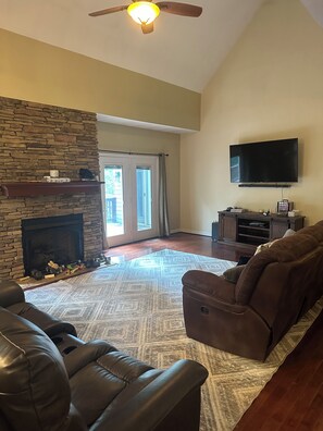 Smart TV, fireplace - 3-bedroom house in Dahlonega right on Yahoola Creek. WiFi, Fireplace & hot-tub.  (Dahlonega)