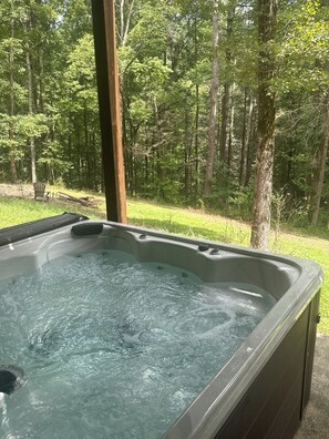 Outdoor spa tub - 3-bedroom house in Dahlonega right on Yahoola Creek. WiFi, Fireplace & hot-tub.  (Dahlonega)