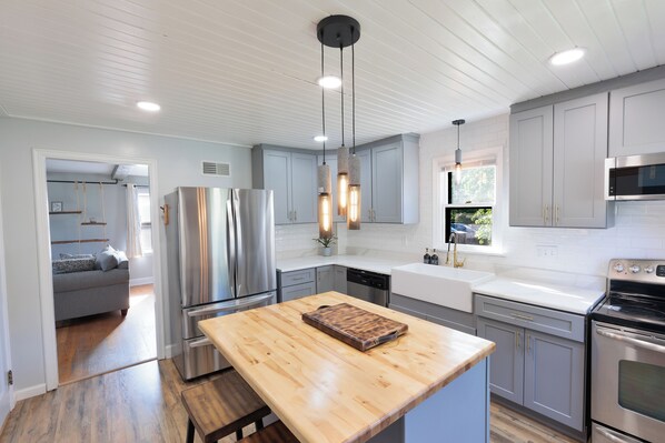 Refrigerador, microondas, horno, placa de cocina