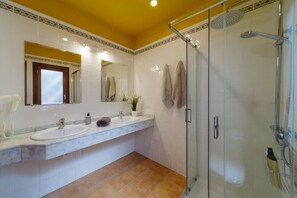 Suihku, hiustenkuivaaja, pyyhkeet