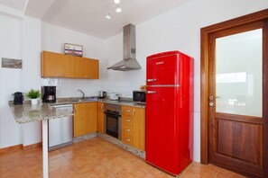 Een koelkast, een microgolfoven, een oven, een vaatwasser