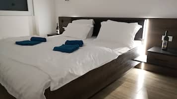 1 Schlafzimmer, Zimmersafe, Schreibtisch, Bügeleisen/Bügelbrett
