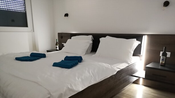 1 chambre, coffre-fort, bureau, fer et planche à repasser