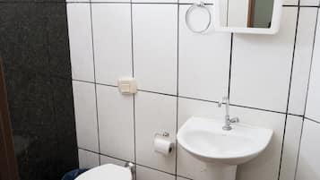 Chambre Quadruple Familiale, vue ville | Salle de bain