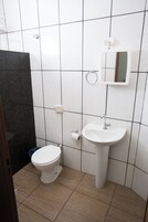 Ducha, toallas, jabón, papel higiénico