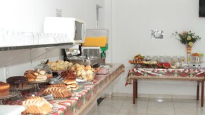 A buffet area with a variety of baked goods and pastries. - Hotel Portela III (Olímpia)