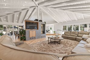 Fernseher, Kamin, Tischtennisplatte, Bücher