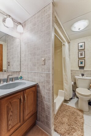 Een haardroger, handdoeken