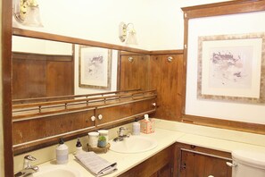 Sèche-cheveux, serviettes fournies, savon