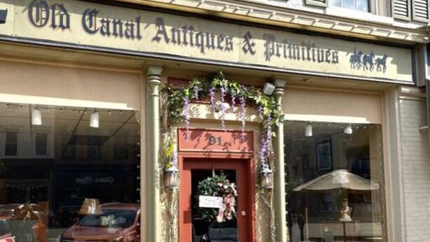 A storefront with a sign reading "Old Canal Antiques & Prints." - The Carriage House - Downtown (Chillicothe)