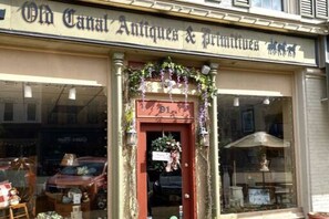 Une devanture de magasin avec une enseigne indiquant : « Antiquités et gravures du Vieux Canal ».