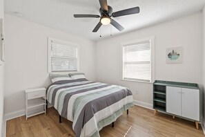 4 bedrooms, WiFi, bed sheets - Sunny Palmetto Oasis: 4BR Home with Private Pool by RedAwning (Palmetto)