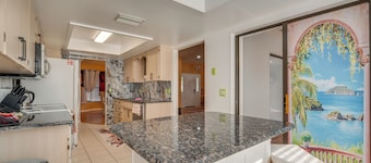 11 Mi to Dtwn: Ocala Home w/ Screened-In Lanai!