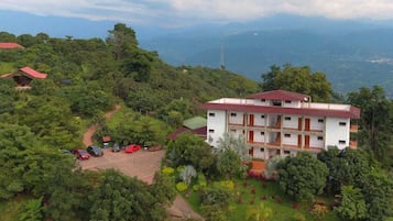 Suite, balkon, pemandangan gunung | Brankas dan meja kerja
