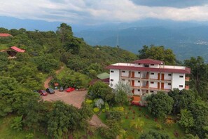 Suite, balcón, vista a la montaña | Caja de seguridad en la habitación y escritorio 