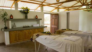 Un sauna, una bañera de hidromasaje, baño turco, masajes deportivos