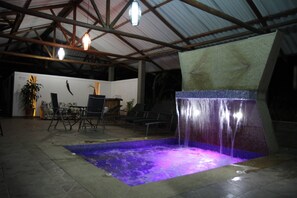 Sauna, hot tub, ruang uap, pijat olahraga, dan pijat
