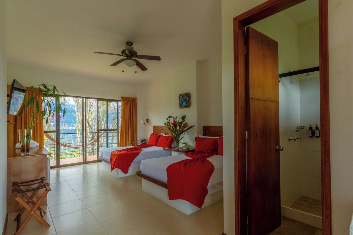 Habitación doble Confort, 1 habitación, vista a la montaña | Caja de seguridad en la habitación y escritorio 
